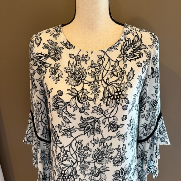 White House Black Market Floral Blouse with Flutter Sleeve, Size 2 (Large) - Picture 2 of 13